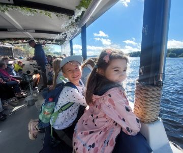 Kultūrtandēms: Ekspedīcija Likteņdārzā un izbrauciens ar kuģīti jaunākajiem dalībniekiem