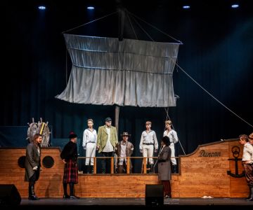 KULTŪRTANDĒMS: projekta dalībnieki apmeklē Latvijas Jaunatnes teātra izrādi par Kapteini Grantu 