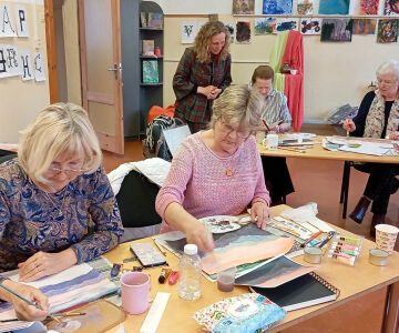 Kā aizrit radošās nodarbības Vidusdaugavas Senioru universitātē