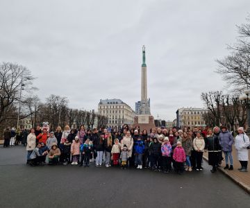 KULTŪRTANDĒMS: projekta dalībnieki iepazīst Latvijas vēsturi, dodoties uz Rīgu un Ogri