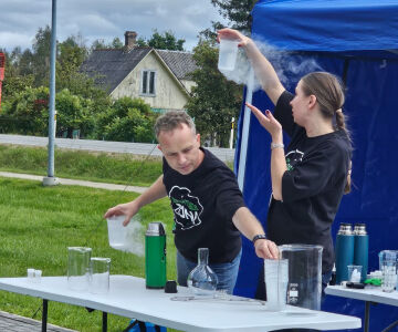 Kūku ciemā atklāta interaktīvā rekreācijas zona – jauna vieta izziņai, ģimenes atpūtai un kopienas saliedētībai