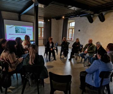 Kultūrorientējošu kursu laikā Ukrainas civiliedzīvotāji uzzina par izglītības un mūžizglītības iespējām Latvijā