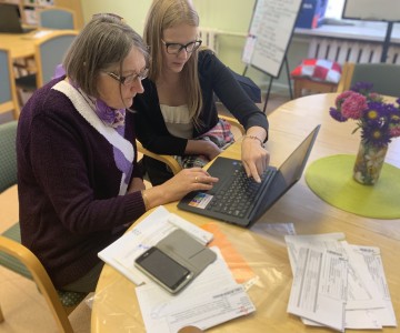 Pensionāri apgūst datorprasmes Dienas centrā „Kopā būt”