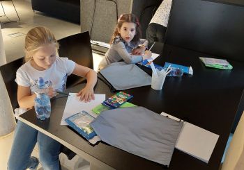 Kultūrtandēms: Ekspedīcija Likteņdārzā un izbrauciens ar kuģīti jaunākajiem dalībniekiem