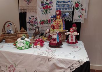 Borščs ar pampuškām, kartupeļu pankūkas (deruni), vareniki: Liepāja sasauc Latvijas mazākumtautību “samitu”