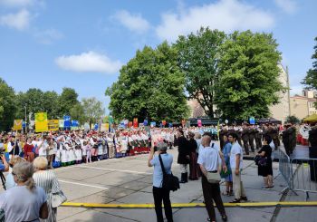 Borščs ar pampuškām, kartupeļu pankūkas (deruni), vareniki: Liepāja sasauc Latvijas mazākumtautību “samitu”