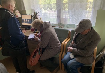 Pensionāri apgūst datorprasmes Dienas centrā „Kopā būt”