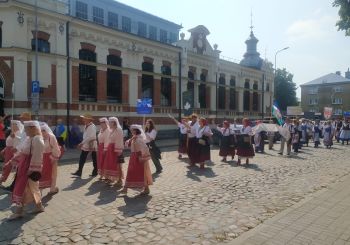 Borščs ar pampuškām, kartupeļu pankūkas (deruni), vareniki: Liepāja sasauc Latvijas mazākumtautību “samitu”