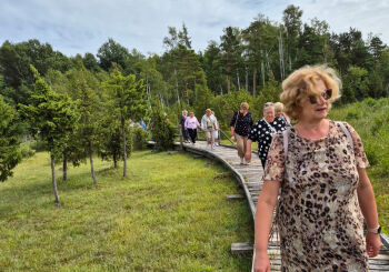 Paaudžu sadarbība - Jēkabpils seniori un Eiropas jaunieši Lapmežciemā