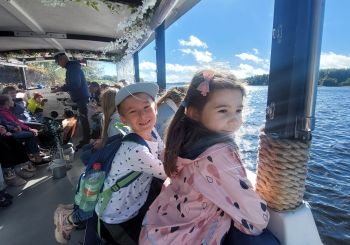 Kultūrtandēms: Ekspedīcija Likteņdārzā un izbrauciens ar kuģīti jaunākajiem dalībniekiem