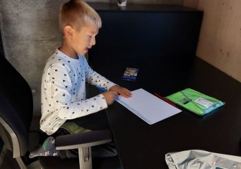 Kultūrtandēms: Ekspedīcija Likteņdārzā un izbrauciens ar kuģīti jaunākajiem dalībniekiem