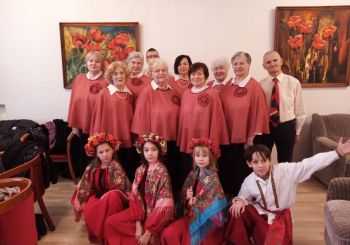 Biedrība apciemo pansionātu „JAUNĀMUIŽA“: labdarības koncerts un zeķu dāvinājums