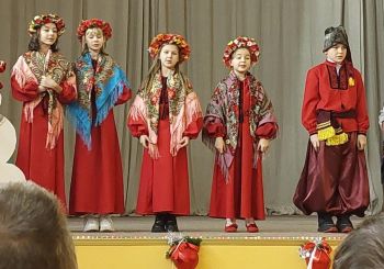 Biedrība apciemo pansionātu „JAUNĀMUIŽA“: labdarības koncerts un zeķu dāvinājums