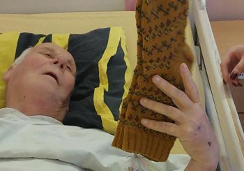 Biedrība apciemo pansionātu „JAUNĀMUIŽA“: labdarības koncerts un zeķu dāvinājums