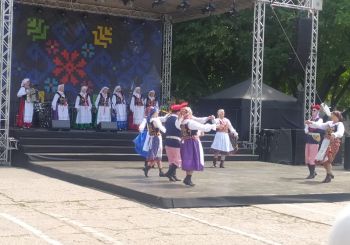 Borščs ar pampuškām, kartupeļu pankūkas (deruni), vareniki: Liepāja sasauc Latvijas mazākumtautību “samitu”