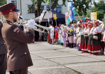 Borščs ar pampuškām, kartupeļu pankūkas (deruni), vareniki: Liepāja sasauc Latvijas mazākumtautību “samitu”