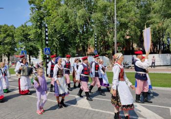 Borščs ar pampuškām, kartupeļu pankūkas (deruni), vareniki: Liepāja sasauc Latvijas mazākumtautību “samitu”