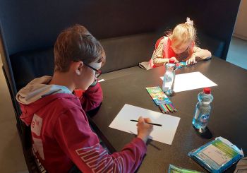 Kultūrtandēms: Ekspedīcija Likteņdārzā un izbrauciens ar kuģīti jaunākajiem dalībniekiem