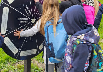 Kūku ciemā atklāta interaktīvā rekreācijas zona – jauna vieta izziņai, ģimenes atpūtai un kopienas saliedētībai