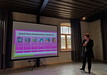 Kultūrorientējošu kursu laikā Ukrainas civiliedzīvotāji uzzina par izglītības un mūžizglītības iespējām Latvijā