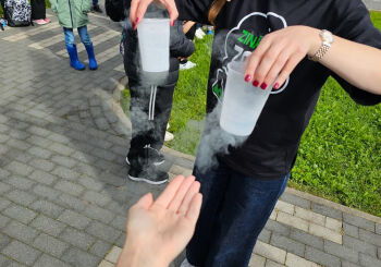 Kūku ciemā atklāta interaktīvā rekreācijas zona – jauna vieta izziņai, ģimenes atpūtai un kopienas saliedētībai