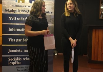 Brīvprātīgais darbs ir galvenais demokrātijas vingrinājums