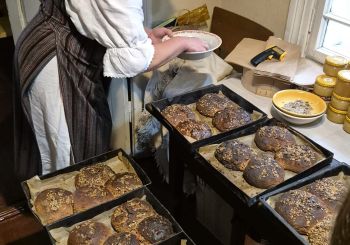 KULTŪRTANDĒMS: Kultūrorientācijas kurss. Latviskās tradīcijas un maizes cepšana amatu mājā “Rūķīši”