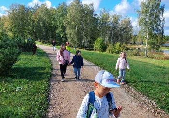 Kultūrtandēms: Ekspedīcija Likteņdārzā un izbrauciens ar kuģīti jaunākajiem dalībniekiem