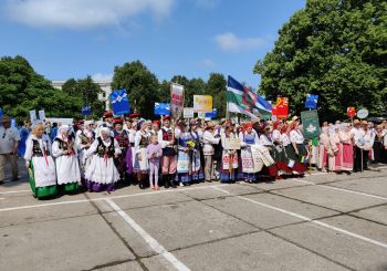Borščs ar pampuškām, kartupeļu pankūkas (deruni), vareniki: Liepāja sasauc Latvijas mazākumtautību “samitu”