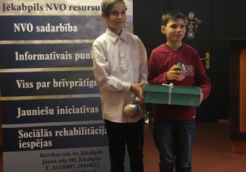 Brīvprātīgais darbs ir galvenais demokrātijas vingrinājums