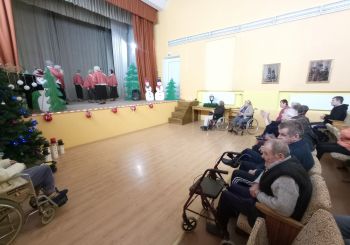 Biedrība apciemo pansionātu „JAUNĀMUIŽA“: labdarības koncerts un zeķu dāvinājums