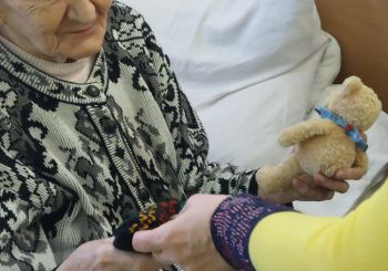 Biedrība apciemo pansionātu „JAUNĀMUIŽA“: labdarības koncerts un zeķu dāvinājums