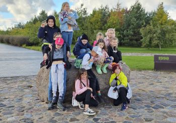Kultūrtandēms: Ekspedīcija Likteņdārzā un izbrauciens ar kuģīti jaunākajiem dalībniekiem