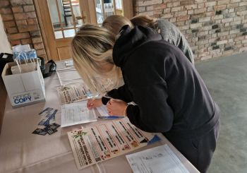 Kultūrorientējošu kursu laikā Ukrainas civiliedzīvotāji uzzina par izglītības un mūžizglītības iespējām Latvijā