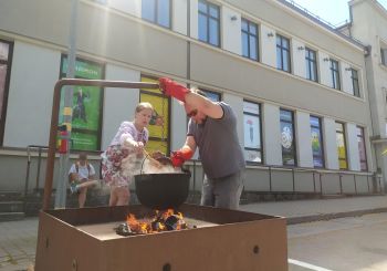 Borščs ar pampuškām, kartupeļu pankūkas (deruni), vareniki: Liepāja sasauc Latvijas mazākumtautību “samitu”