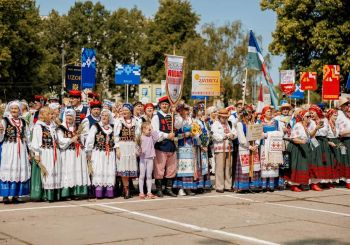 Borščs ar pampuškām, kartupeļu pankūkas (deruni), vareniki: Liepāja sasauc Latvijas mazākumtautību “samitu”