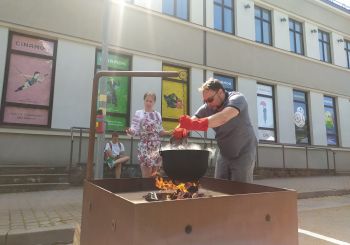 Borščs ar pampuškām, kartupeļu pankūkas (deruni), vareniki: Liepāja sasauc Latvijas mazākumtautību “samitu”