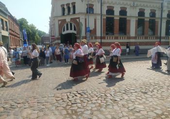Borščs ar pampuškām, kartupeļu pankūkas (deruni), vareniki: Liepāja sasauc Latvijas mazākumtautību “samitu”