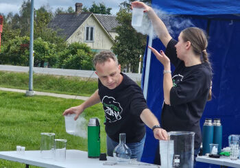 Kūku ciemā atklāta interaktīvā rekreācijas zona – jauna vieta izziņai, ģimenes atpūtai un kopienas saliedētībai