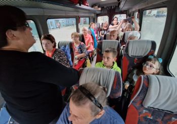 Ukraiņu ģimenes dodas iepazīst Latvijas dabu, kultūru un vēsturi pa Kurzemi un Latgali