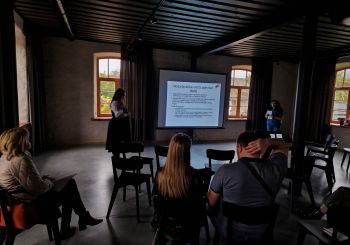 Kultūrorientējošu kursu laikā Ukrainas civiliedzīvotāji uzzina par izglītības un mūžizglītības iespējām Latvijā