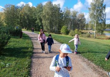 Kultūrtandēms: Ekspedīcija Likteņdārzā un izbrauciens ar kuģīti jaunākajiem dalībniekiem