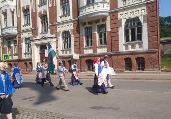 Borščs ar pampuškām, kartupeļu pankūkas (deruni), vareniki: Liepāja sasauc Latvijas mazākumtautību “samitu”