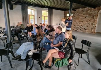 Kultūrorientējošu kursu laikā Ukrainas civiliedzīvotāji uzzina par izglītības un mūžizglītības iespējām Latvijā