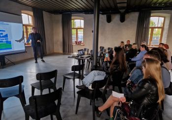 Kultūrorientējošu kursu laikā Ukrainas civiliedzīvotāji uzzina par izglītības un mūžizglītības iespējām Latvijā