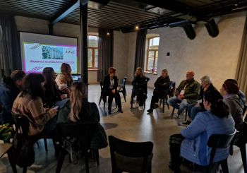 Kultūrorientējošu kursu laikā Ukrainas civiliedzīvotāji uzzina par izglītības un mūžizglītības iespējām Latvijā