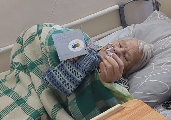 Biedrība apciemo pansionātu „JAUNĀMUIŽA“: labdarības koncerts un zeķu dāvinājums