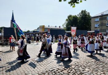 Borščs ar pampuškām, kartupeļu pankūkas (deruni), vareniki: Liepāja sasauc Latvijas mazākumtautību “samitu”