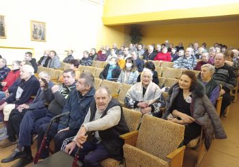 Biedrība apciemo pansionātu „JAUNĀMUIŽA“: labdarības koncerts un zeķu dāvinājums