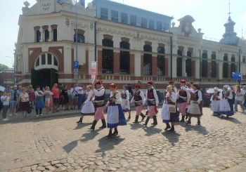 Borščs ar pampuškām, kartupeļu pankūkas (deruni), vareniki: Liepāja sasauc Latvijas mazākumtautību “samitu”